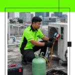 tukang ac dari Jaya Makmur Teknik sedang mengisi cairan freon