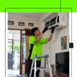 Teknisi AC Sedang Membongkar AC