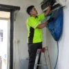 Tukang AC di Jakarta Sedang Mencuci AC