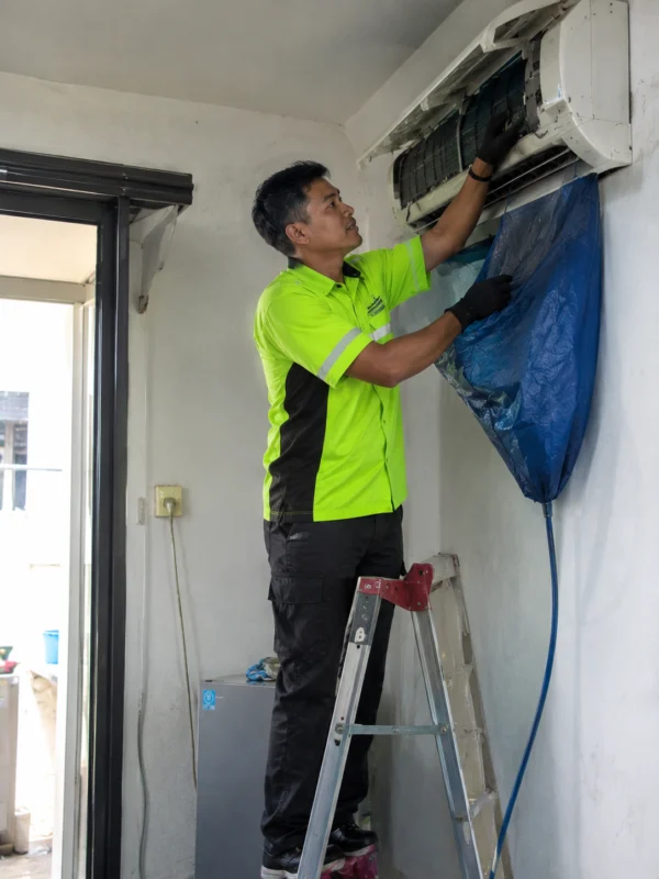 Tukang AC di Jakarta Sedang Mencuci AC